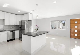 19135 Calvert St in Tarzana, CA - Building Photo - Building Photo
