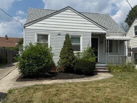 15513 Rockside Rd in Maple Heights, OH - Building Photo