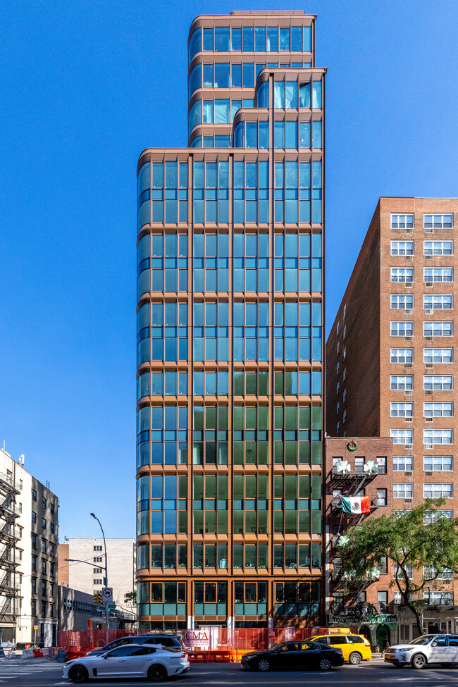 200 E 20th St in New York, NY - Building Photo - Building Photo