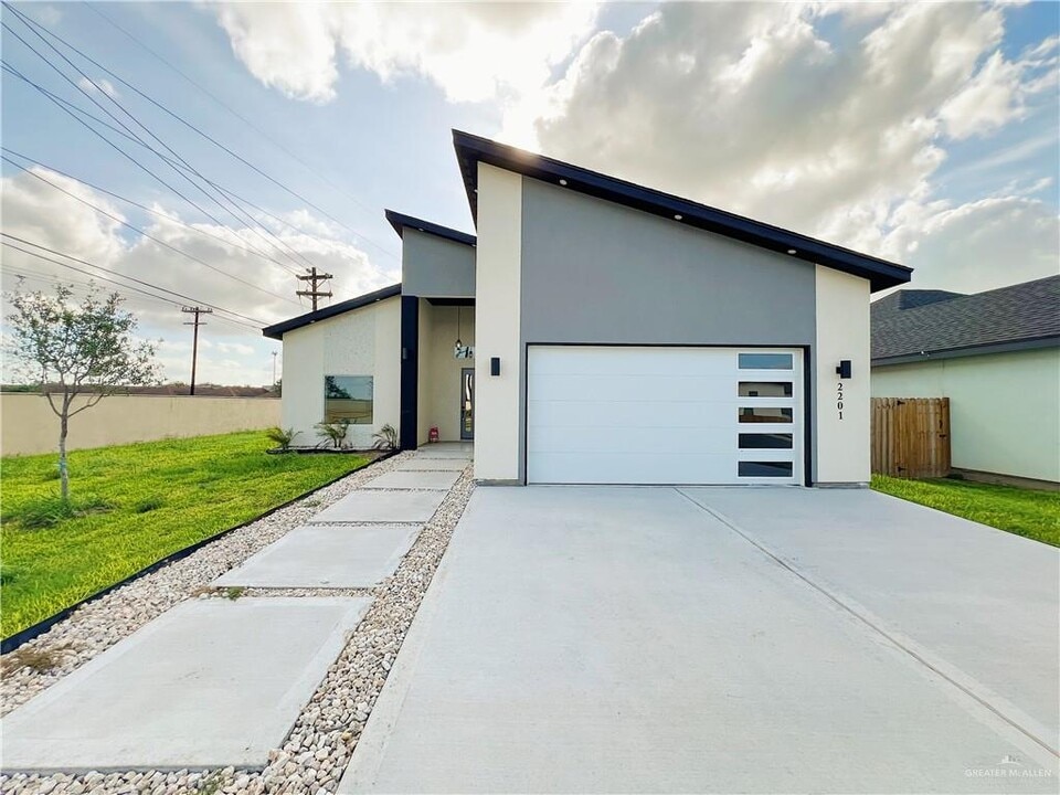 2201 N Woody St in Edinburg, TX - Building Photo