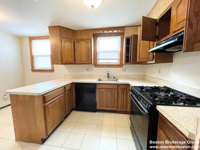 5 Oswald St, Unit 2 in Boston, MA - Foto de edificio - Building Photo