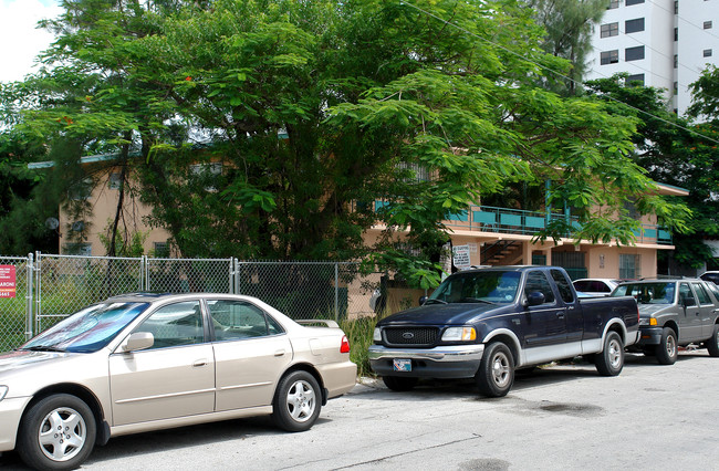 677 NE 26th St in Miami, FL - Foto de edificio - Building Photo