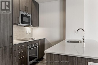 297 College St in Toronto, ON - Building Photo - Building Photo