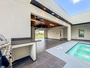 4704 Savannah Ave in McAllen, TX - Foto de edificio - Building Photo