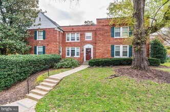 1736 N Rhodes St, Unit 293 in Arlington, VA - Foto de edificio - Building Photo