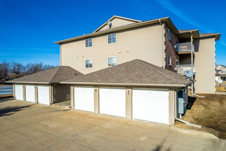 Beacon Pointe Condominiums & Townhomes in Urbandale, IA - Building Photo - Building Photo