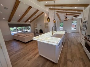 1046 Sidonia St in Encinitas, CA - Foto de edificio - Building Photo