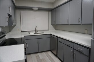 1915 Normal Park Dr in Huntsville, TX - Foto de edificio - Building Photo