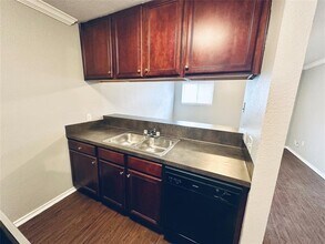 805 S Center St-Unit -108 in Austin, TX - Building Photo - Building Photo