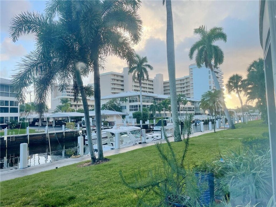 3051 NE 47th Ct, Unit 107 in Fort Lauderdale, FL - Foto de edificio
