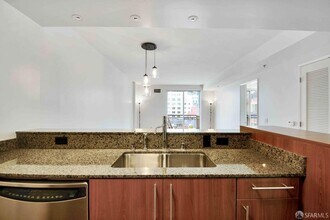 50 Lansing St, Unit 705 in San Francisco, CA - Foto de edificio - Building Photo