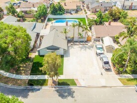 2944 W Skywood Cir in Anaheim, CA - Building Photo