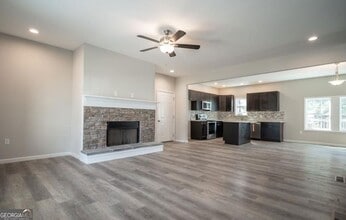 220 Pine Valley Dr in Royston, GA - Foto de edificio - Building Photo