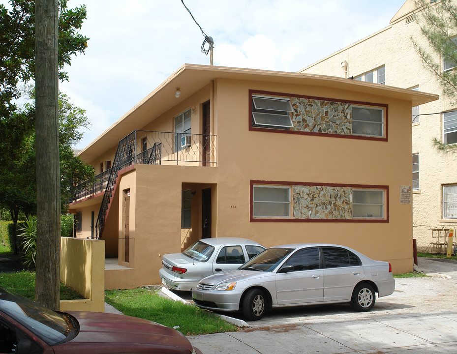 Caracol Apartments in Miami, FL - Building Photo