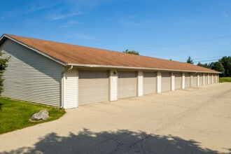 Pondview Apartments in Lake Mills, WI - Foto de edificio - Building Photo