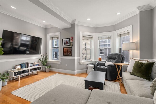 8 Pacific St, Unit 2 in Boston, MA - Foto de edificio - Building Photo