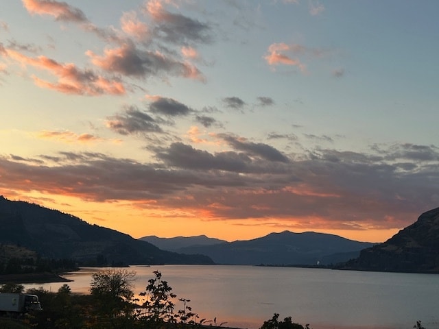 26 Mosier Creek Pl in Mosier, OR - Building Photo - Building Photo