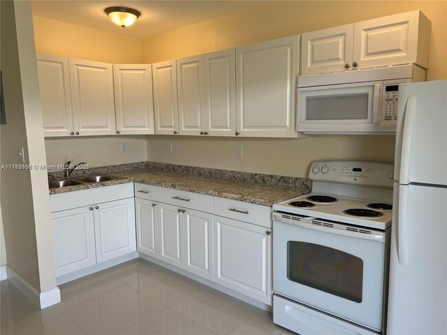 1992 NE 172nd St in North Miami Beach, FL - Building Photo - Building Photo
