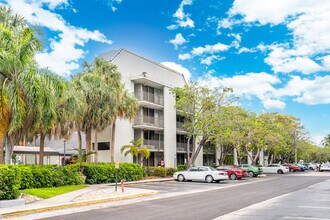 2520 Stirling Rd, Unit Hotolos 101 in Hollywood, FL - Foto de edificio - Building Photo