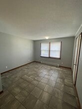 918 N Walnut St, Unit Apartment A in Olney, IL - Building Photo - Building Photo
