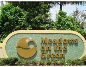 315 Meadows Cir in Boynton Beach, FL - Building Photo