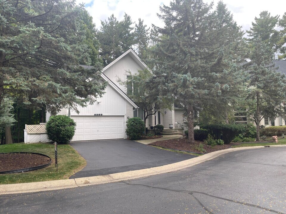 6289 Lindsay Ct in West Bloomfield Township, MI - Foto de edificio