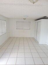 3292 SW 24th St-Unit -2 in Miami, FL - Building Photo - Building Photo