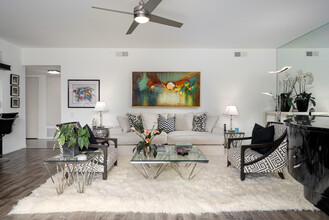 477 Desert Lakes Dr in Palm Springs, CA - Building Photo - Building Photo