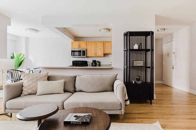 50 W 97th St in New York, NY - Foto de edificio - Building Photo