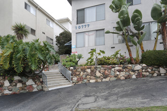 Tropicana Apartments in Los Angeles, CA - Building Photo - Building Photo