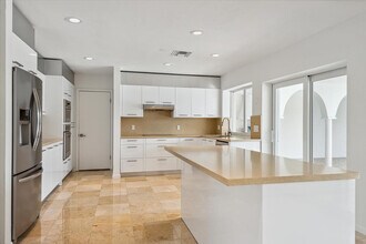 40 Isla Bahia Dr in Fort Lauderdale, FL - Building Photo - Building Photo