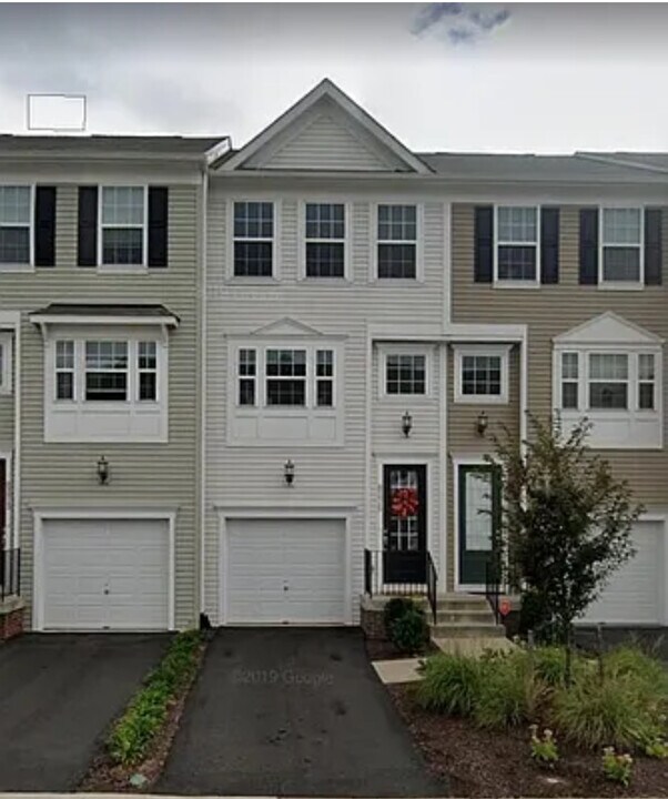 8275 Heritage Crossing Ct in Manassas, VA - Building Photo