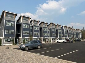 Pine View in La Pine, OR - Building Photo