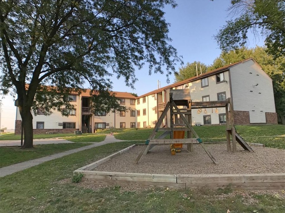 Courtyard Apartments in Newton, IA - Building Photo