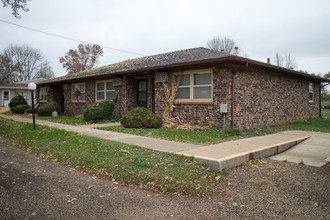 302 Reynolds St in Fairfax, IA - Building Photo - Building Photo