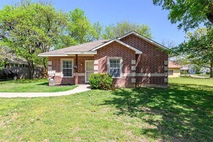 1327 Cherry St in Gainesville, TX - Building Photo
