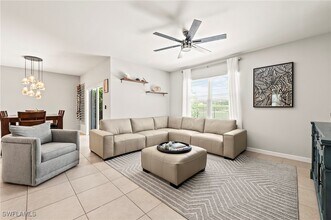 689 Hadley St E in Naples, FL - Building Photo - Building Photo
