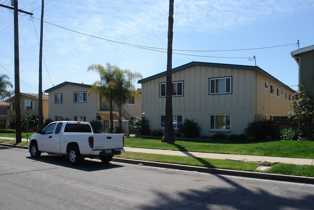 2033 Oliver Ave in San Diego, CA - Building Photo