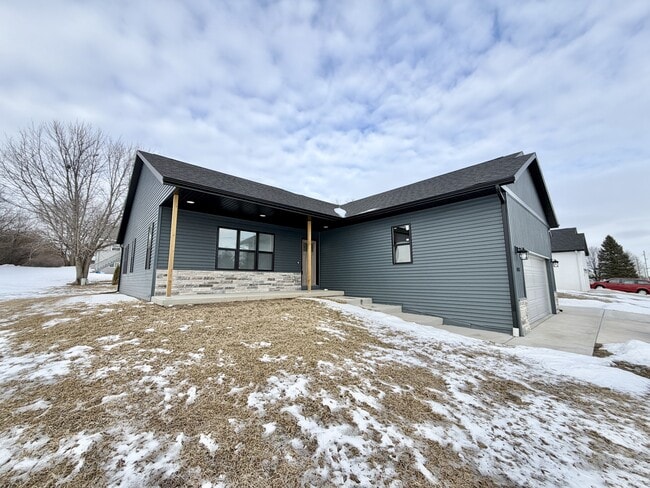 3018 Mineral Point Ave in Janesville, WI - Building Photo - Building Photo