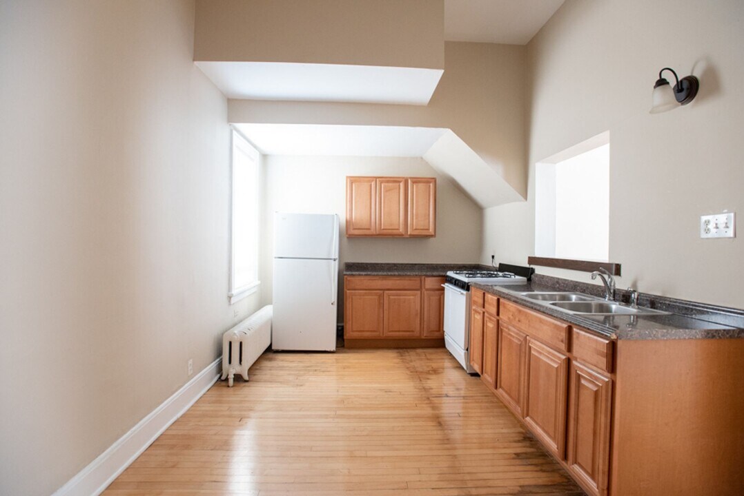 $1045– 1 BR, 1 BA Apartment, Heat Included in Milwaukee, WI - Building Photo