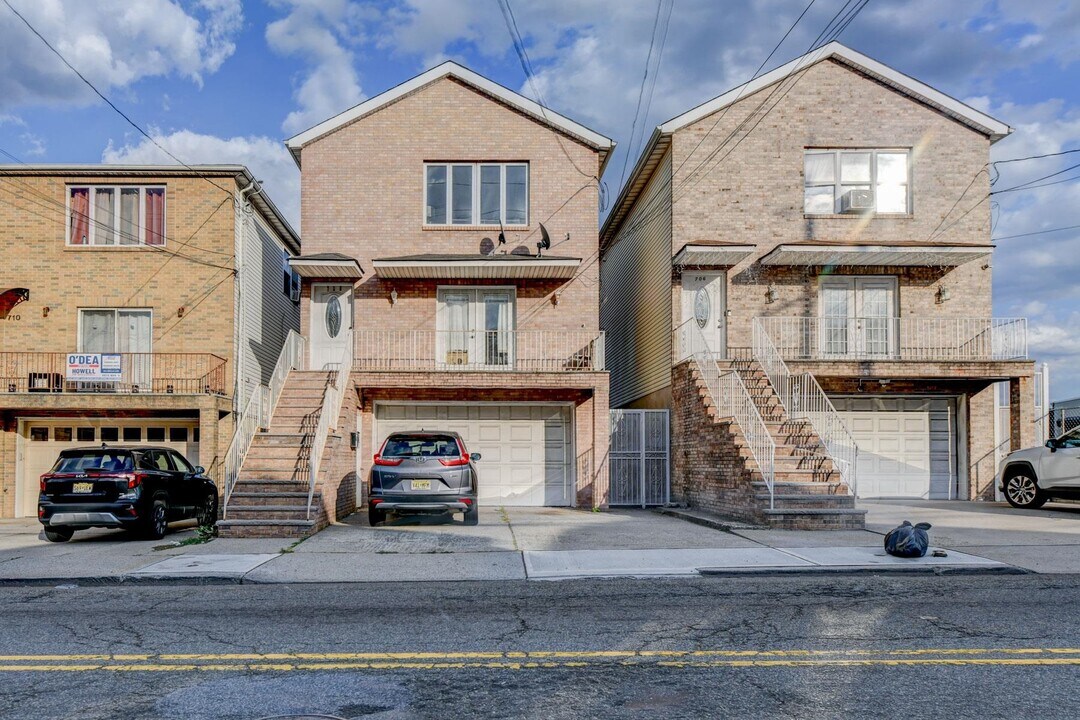 708 Garfield Ave in Jersey City, NJ - Building Photo