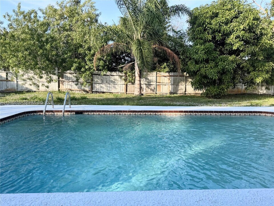 121 NE Prima Vista Blvd in Port St. Lucie, FL - Building Photo