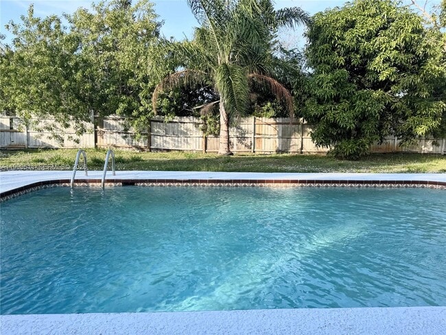 property at 121 NE Prima Vista Blvd