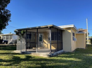 214 SW 10th Ave in Boynton Beach, FL - Building Photo - Building Photo