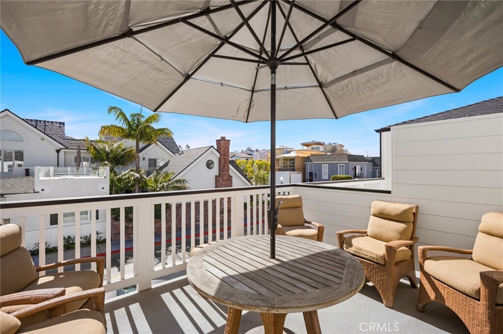 300 Coral Ave, Unit Half 1-2 in Newport Beach, CA - Foto de edificio