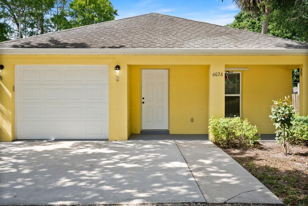 6076 7th St in Vero Beach, FL - Building Photo