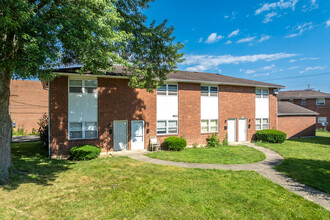 Crestwood Village in Columbus, OH - Building Photo - Building Photo