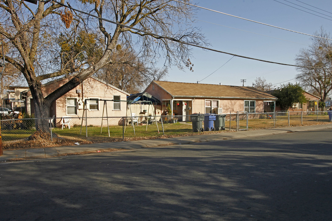 2701 Altos Ave in Sacramento, CA - Foto de edificio