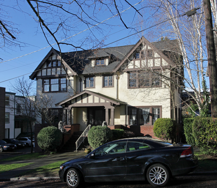 216 E Roanoke St in Seattle, WA - Building Photo