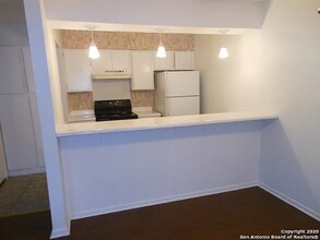 215 Sprucewood Ln-Unit -B in San Antonio, TX - Building Photo - Building Photo